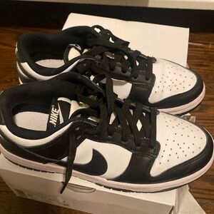 Low top women’s sneakers